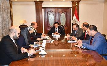وزير الشباب والرياضة يبحث عدد من الملفات مع رئيس اتحاد الجمباز
