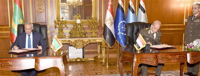 وزير الدفاع يلتقى وزير الدفاع الوطنى بالجمهورية الإسلامية الموريتانية