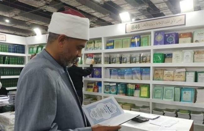 موسوعة الثقافة الإسلامية لوزير الأوقاف الأكثر مبيعًا بجناح "الأعلى للشئون الإسلامية" بمعرض الكتاب