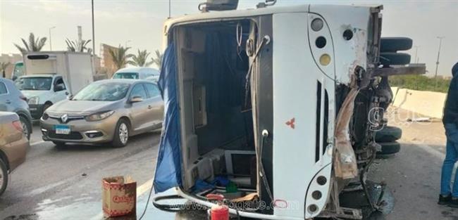 استعجال التحريات في مصرع شخص وإصابة 2 بانقلاب ميني باص بالقاهرة الجديدة
