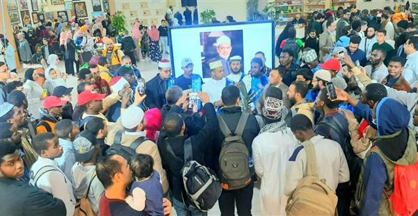تظاهرة في حب الإمام.. الطلاب الوافدون يبتهلون وسط حضور جماهيري لافت بمعرض الكتاب