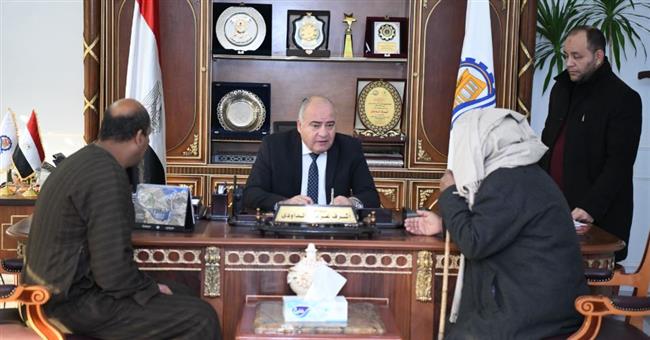 محافظ قنا يستقبل 135 مواطنا لبحث شكواهم 