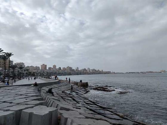 الأرصاد الجوية: السحب الرعدية الممطرة تسيطر على سماء الإسكندرية