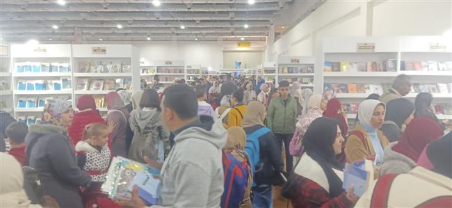 وسط الإقبال الكبير على معرض الكتاب.. جناح وزارة الرياضة يروج لـ(دراجتك دخلك)