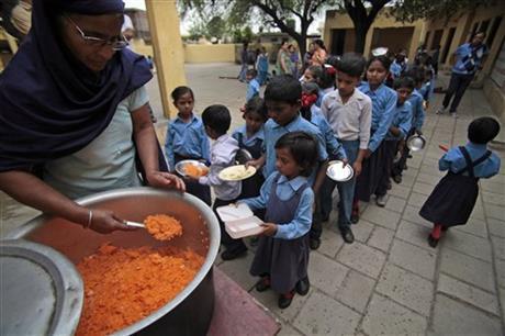 تسمم أكثر من 100 طالب في الهند بسبب وجبات مدرسية فاسدة