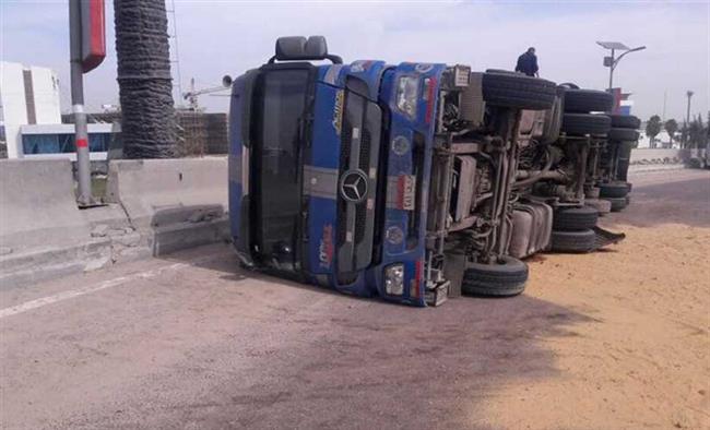 تنبيه للمسافرين من الأرصاد.. إنقلاب سيارة نقل بطريق مصر إسكندرية بسبب الأحوال الجوية 