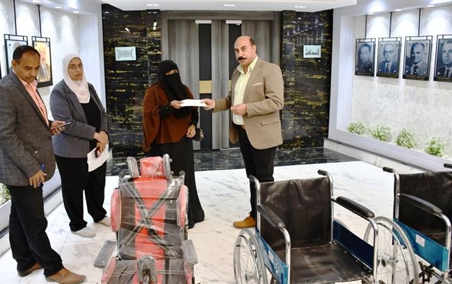 «الصعايدة ناس بعض».. تسليم كراسى متحركة وكهربائية لحالات إنسانية فى أسوان 