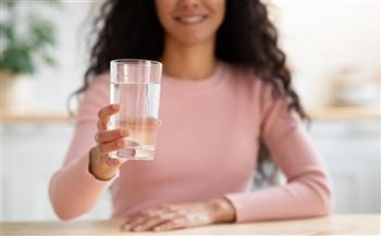 دراسة: عدم شرب كمية كافية من المياه يوميا قد يصيب بالشيخوخة المبكرة