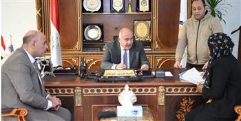 لبحث شكواهم.. محافظ قنا يستقبل  96 مواطن بمكتبه  