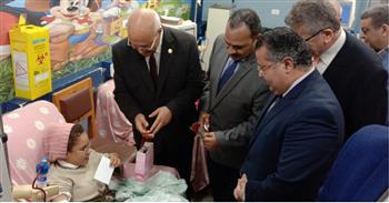   رئيس جامعة بنها يوزع الهدايا والورود على أطفال الغسيل الكلوي ووحدة أمراض الدم بمستشفى الجامعى