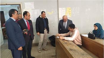 نائب رئيس جامعة الزقازيق يتفقد امتحانات الفصل الدراسى الأول بكليتى الآداب والعلوم