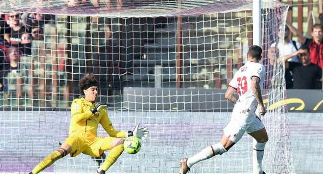 ميلان يفوز على ساليرينتانا 2-1 في الدوري الإيطالي لكرة القدم