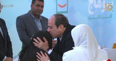 الرئيس السيسي يثني على أهل الصعيد خلال تفقده قرية "أم دومة" بسوهاج