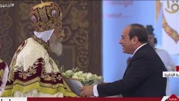   الرئيس السيسي يقدم باقة ورد للبابا تواضروس خلال قداس عيد الميلاد
