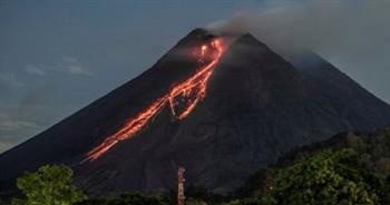  إندونيسيا تجلى عددا من المتسلقين بعد ثوران بركان مارابي