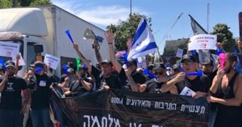   يمينيون إسرائيليون متطرفون يعتدون على عضو كنيست عربي خلال مظاهرة ضد الحكومة في تل أبيب