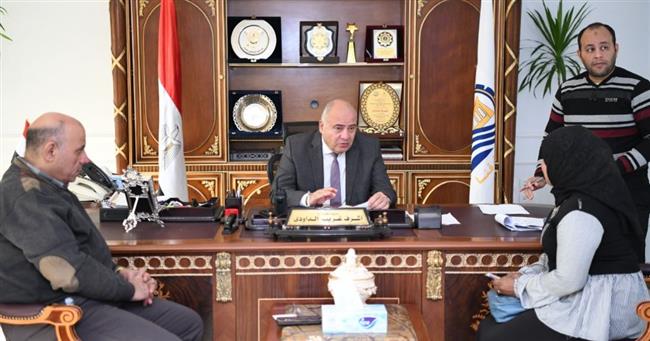 لبحث مطالبهم.. محافظ قنا يواصل إستقبال المواطنين بمكتبه  