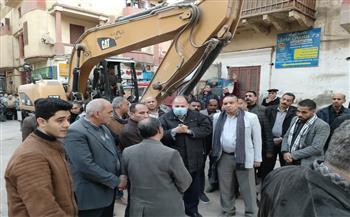 محافظ أسيوط يتفقد موقع المنزل المنهار بحى غرب ويتابع جهود البحث عن مفقودين
