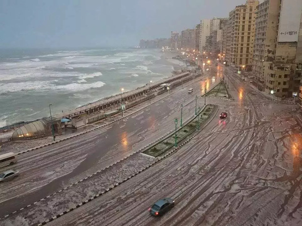 أمطار غزيرة على الإسكندرية مع استمرار حركة الملاحة