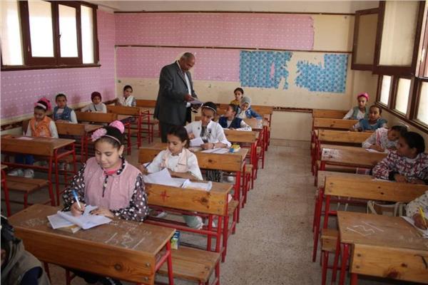 بدء امتحانات الفصل الدراسى الأول لصفوف النقل