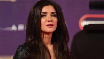 غادة عادل رئيسة العصابة في «البطة الصفراء»