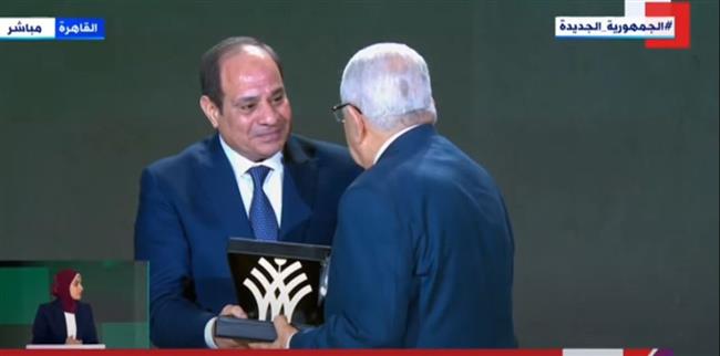 الرئيس السيسي يكرم شخصيات مؤثرة فى العمل الأهلى والتنموى
