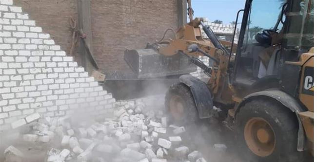 إزالة 9 حالات تعد على أراض زراعية وأملاك دولة ببعض مراكز أسيوط