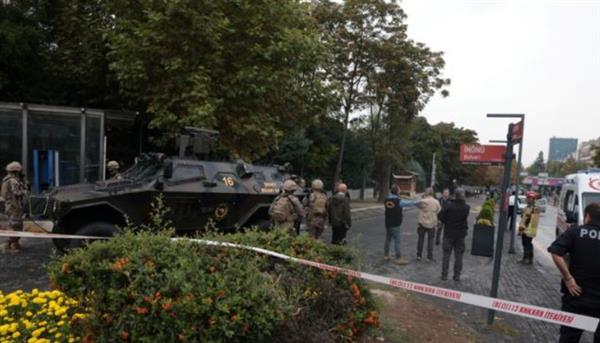 «القاهرة الإخبارية»: إرهابيان يشنان هجوما بالقنابل على مقر «الداخلية التركية»