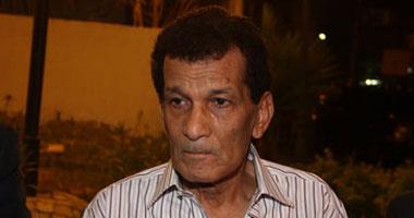 وصول جثمان الفنان محمد فريد لـ مسجد الحصري بـ 6 أكتوبر استعدادا لصلاة الجنازة