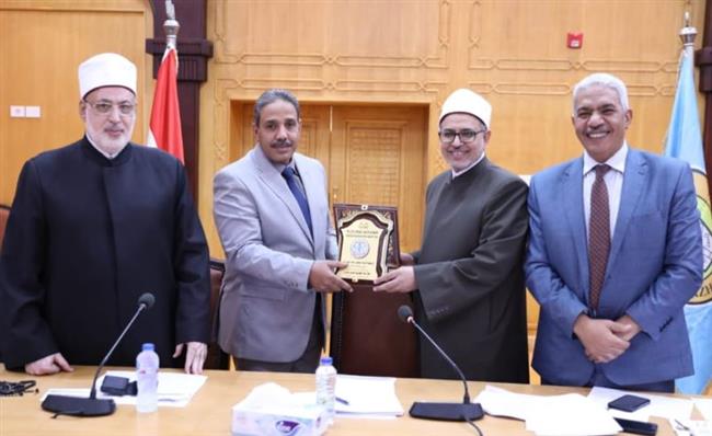 عميد علوم الأزهر بأسيوط يكرم رئيس الجامعة ويمنحه درع المؤتمر الدولي السادس