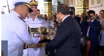   رئيس أكاديمية الشرطة يهدي الرئيس السيسي هدية تذكارية