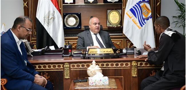 محافظ قنا يستقبل 52 مواطنا بمكتب الهموم