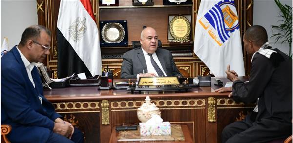 محافظ قنا يستقبل 52 مواطنا بمكتب الهموم