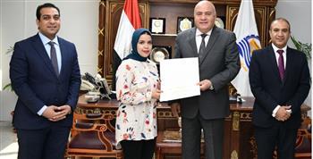 محافظ قنا يكرم عدد من دفعة الخدمة العامة بالديوان العام