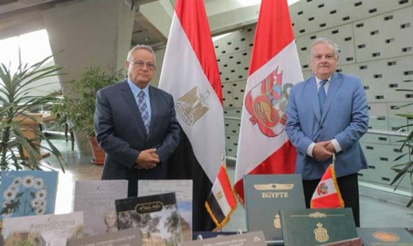 مكتبة الإسكندرية تهدي مكتبة بيرو الوطنية ٧٠ كتابًا من إصداراتها