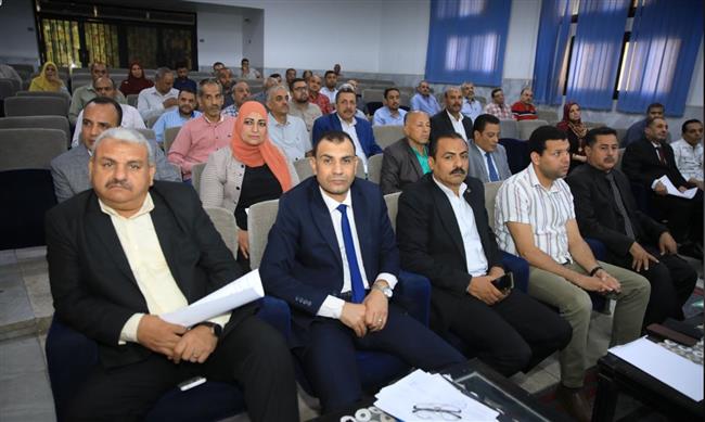 نائب محافظ سوهاج يعقد اجتماعا لمناقشة إجراءات توصيل المرافق للمباني القائمة