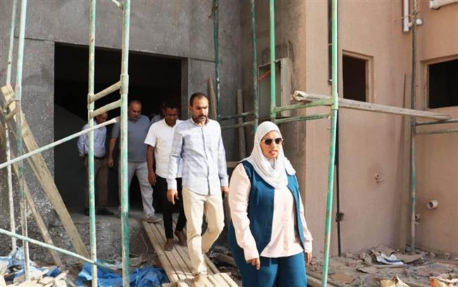 نائب محافظ أسوان تتابع مشروع إنشاء عمارات الإيواء العاجل بالأعقاب