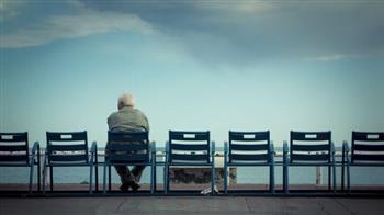 دراسة: توضح العلاقة بين الشعور بالوحدة ومرض باركنسون