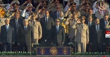   الرئيس السيسي يمنح علم القوات المسلحة وسام الجمهورية العسكري