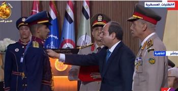   الرئيس السيسي يصافح أوائل الكليات ويمنحهم الأنواط العسكرية 