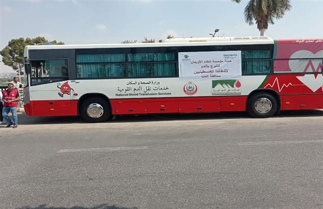 بالصور.. أهالي المنيا يتبرعون بالدم لضحايا العدوان الصهيوني على غزة