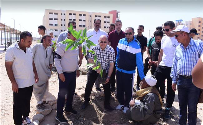 رئيس جامعة سوهاج يشارك في زراعة 1000 شجرة مثمرة