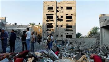   انتشال جثامين 10 شهداء بعد قصف طائرات الاحتلال الإسرائيلي منزلا في خان يونس جنوب قطاع غزة
