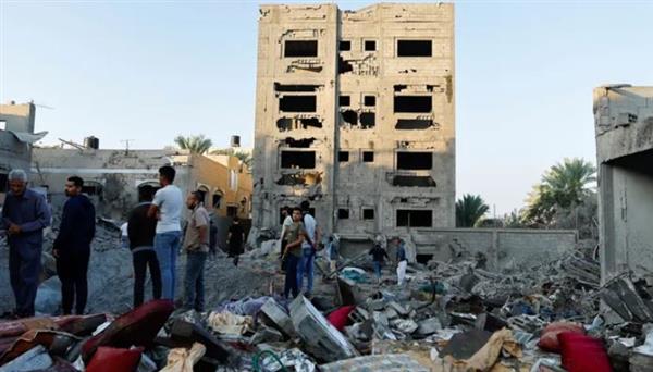 انتشال جثامين 10 شهداء بعد قصف طائرات الاحتلال الإسرائيلي منزلا في خان يونس جنوب قطاع غزة