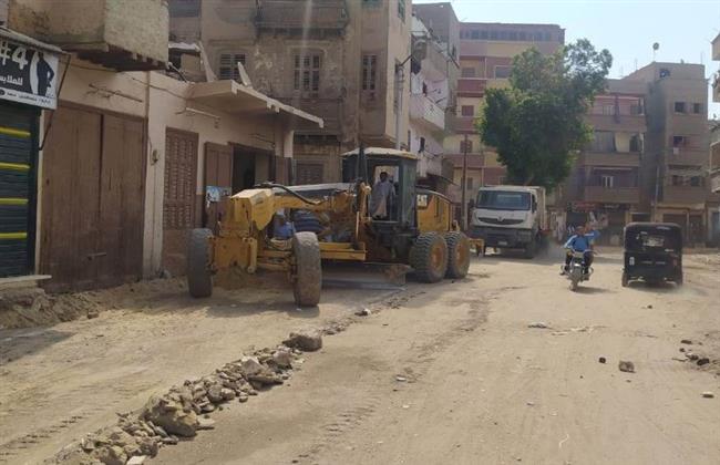 محافظ أسيوط: وضع التربة الزلطية بشارع أبو الحجاج بأبوتيج تمهيدا لرصفه