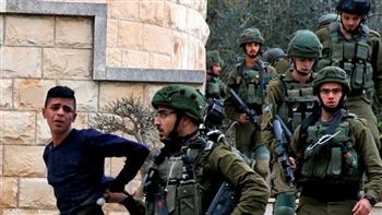   القوات الإسرائيلية تعتقل 60 فلسطينيًا في الضفة الغربية