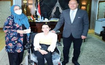   جامعة سوهاج تهدي طالبة من ذوي الإعاقة الحركية كرسيا كهربائيا متحركا