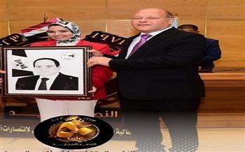 طالبة بجامعة سوهاج من ذوي القدرات الخاصة تبدع في رسم صورة الرئيس