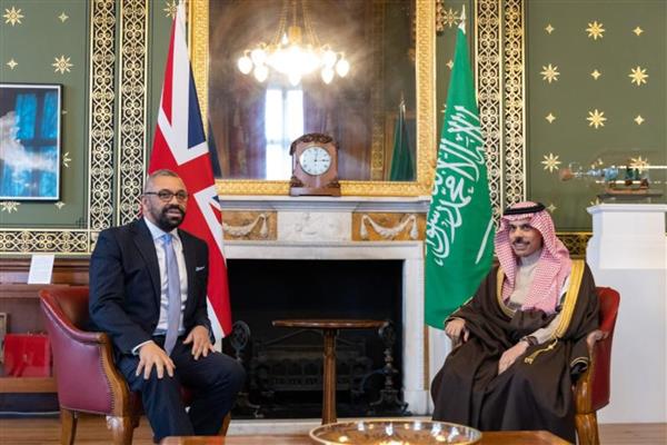 وزيرا خارجية السعودية وبريطانيا يبحثان تطورات الأوضاع في غزة