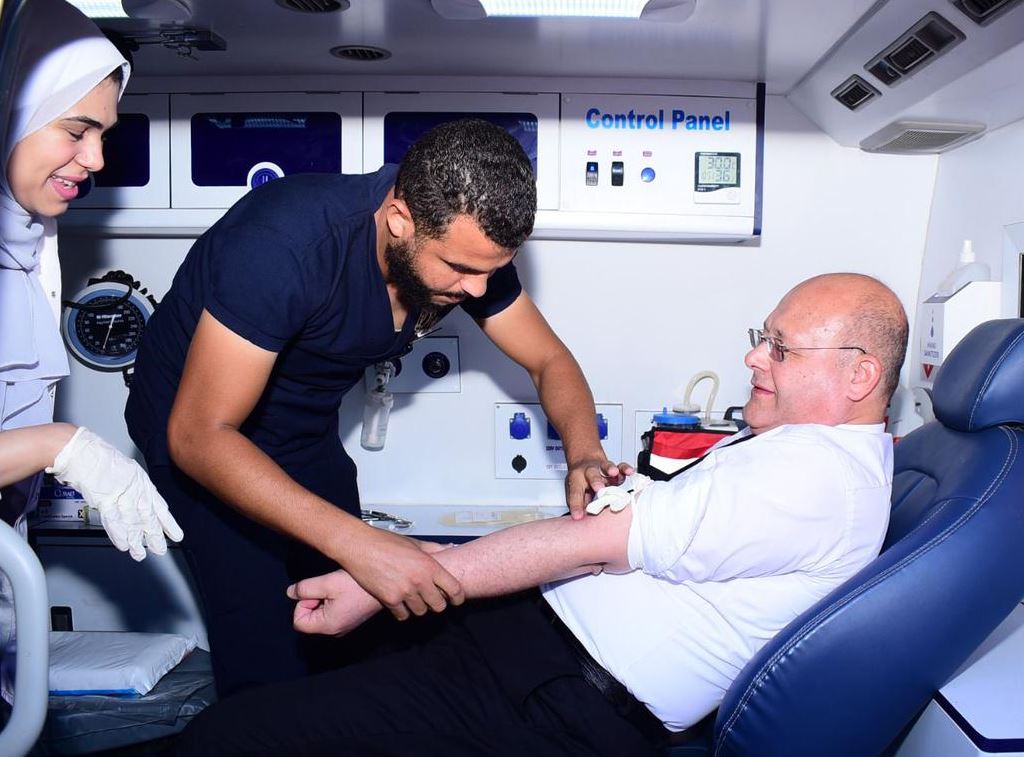 "النعماني" أول المتبرعين بالدم في أكبر حملة دعما للشعب الفلسطيني